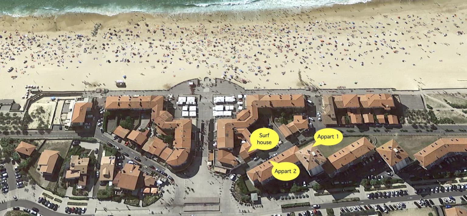 Vue aérienne d'Hossegor : la Surf House et les deux appartements WonderHost, le long de la plage.