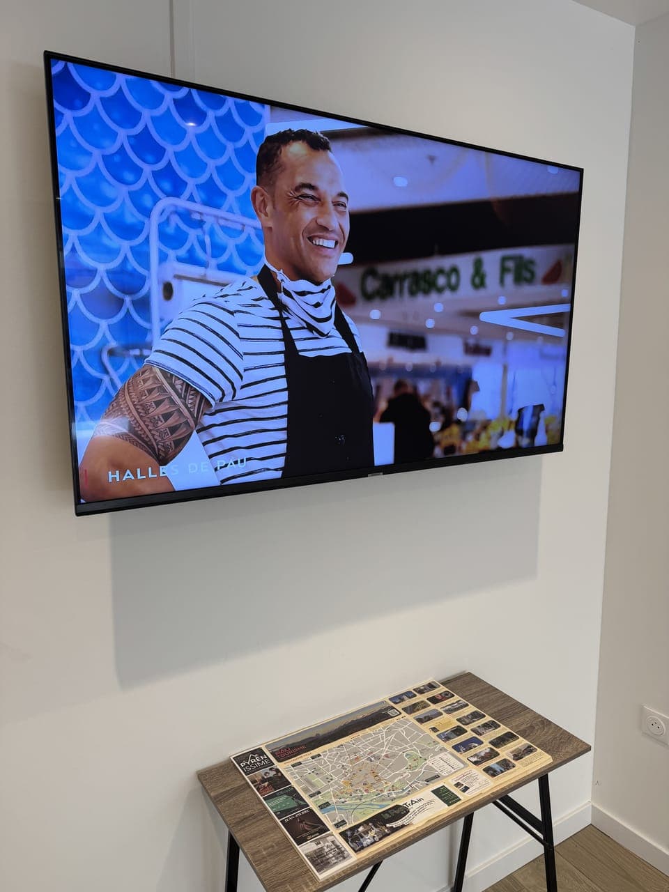 TV d'actualité locale et plans de la ville au hub WonderHost